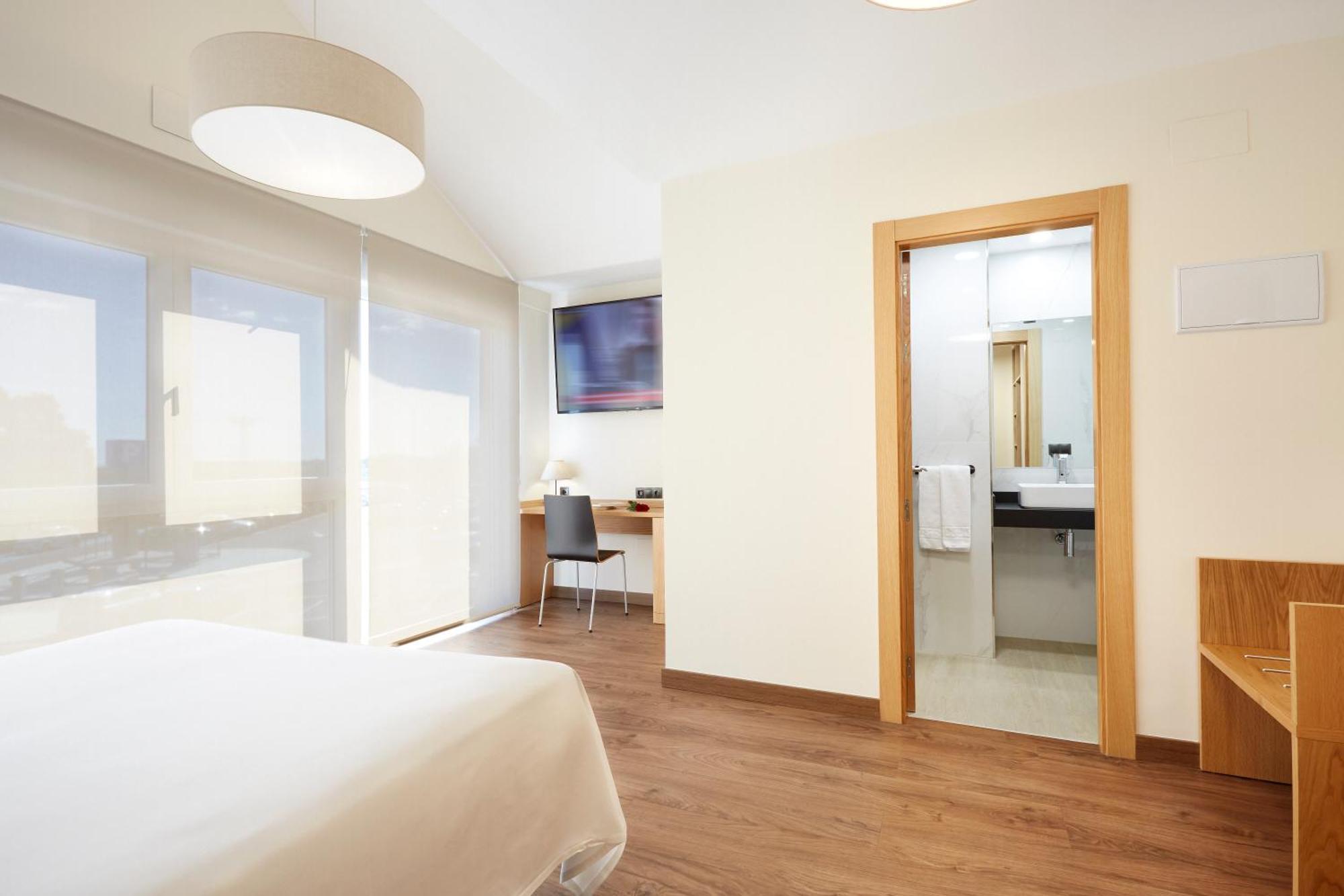 Hotel Arias Aeropuerto Santiago Del Monte エクステリア 写真