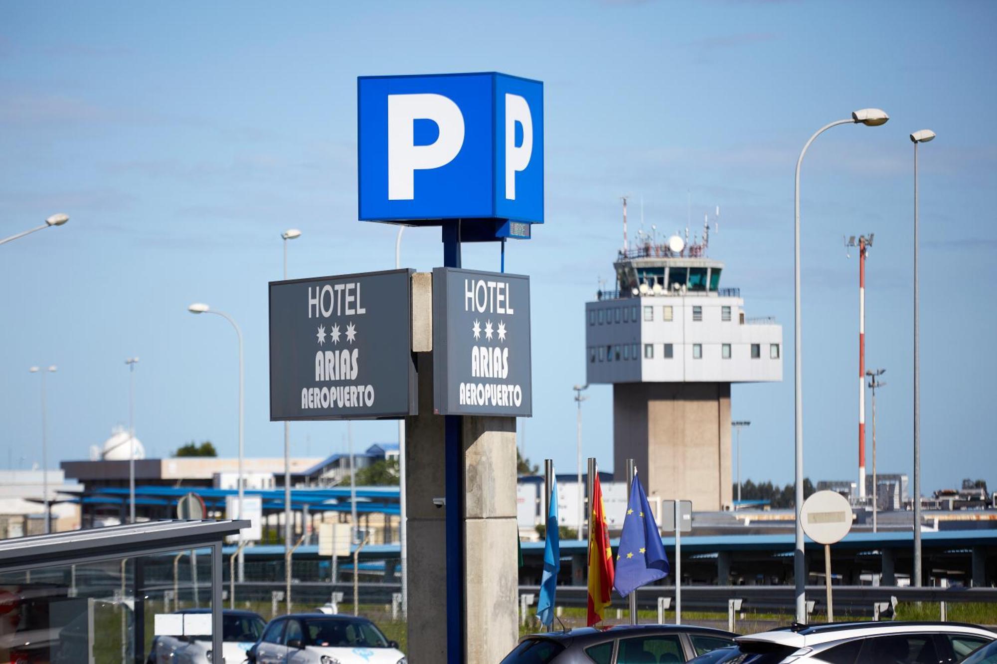 Hotel Arias Aeropuerto Santiago Del Monte エクステリア 写真