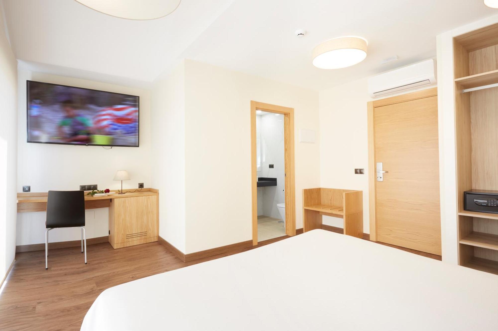 Hotel Arias Aeropuerto Santiago Del Monte エクステリア 写真