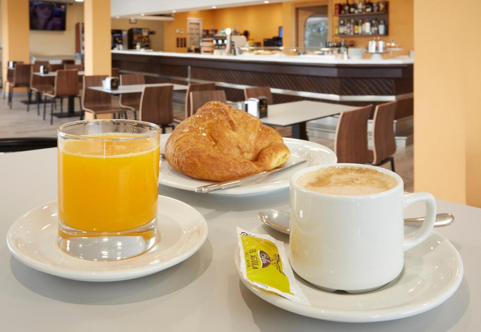 Hotel Arias Aeropuerto Santiago Del Monte エクステリア 写真