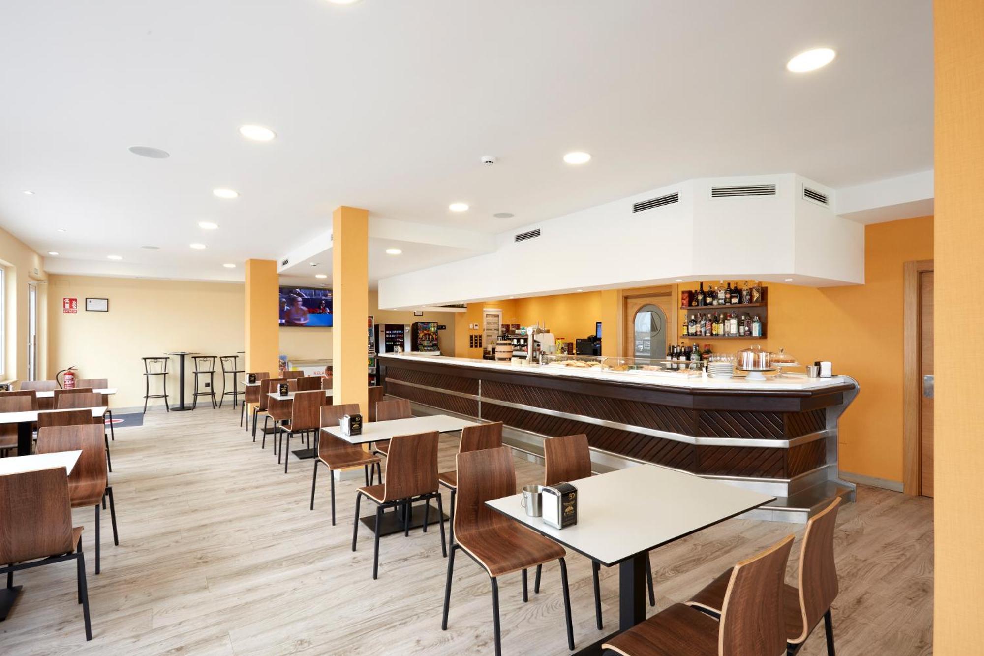 Hotel Arias Aeropuerto Santiago Del Monte エクステリア 写真