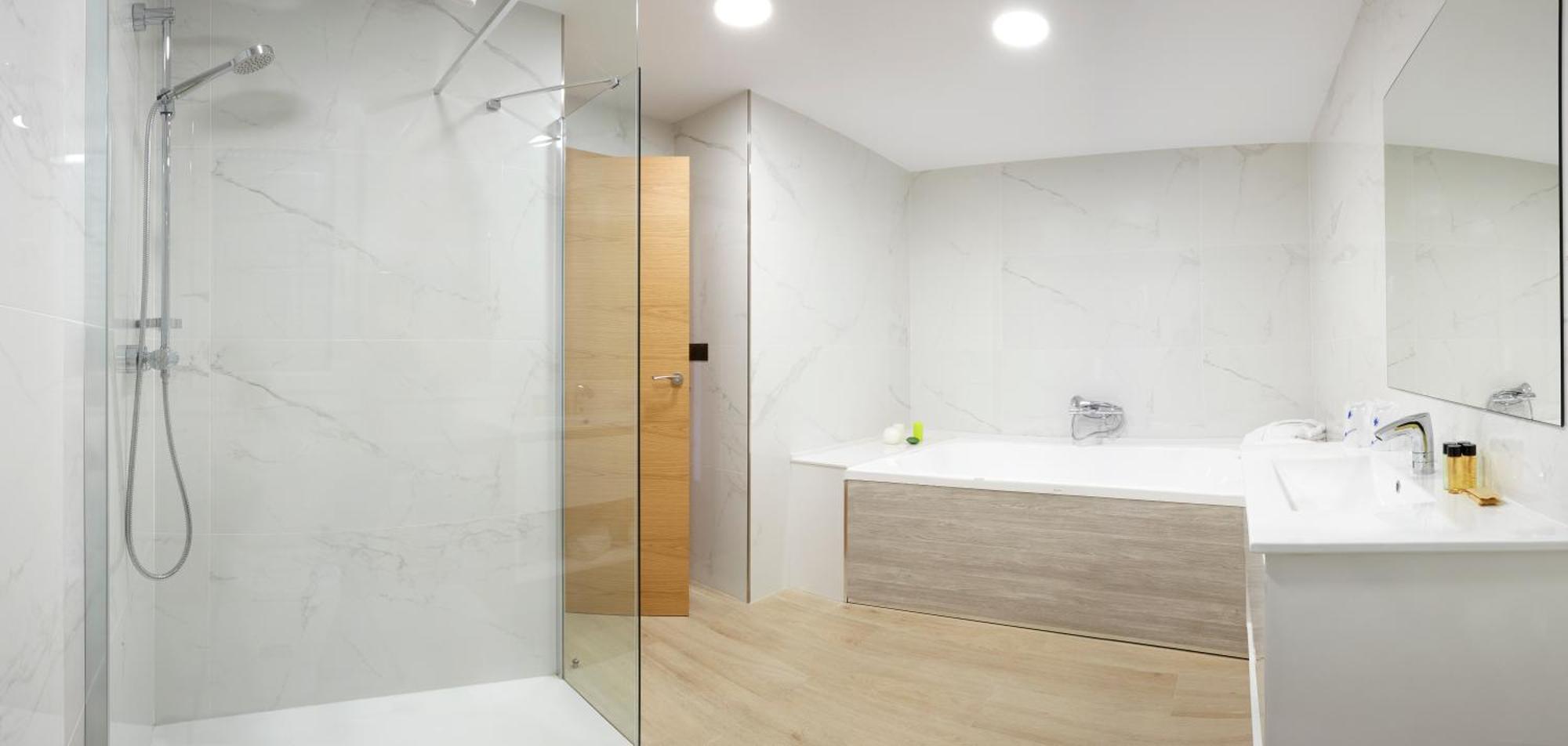 Hotel Arias Aeropuerto Santiago Del Monte エクステリア 写真