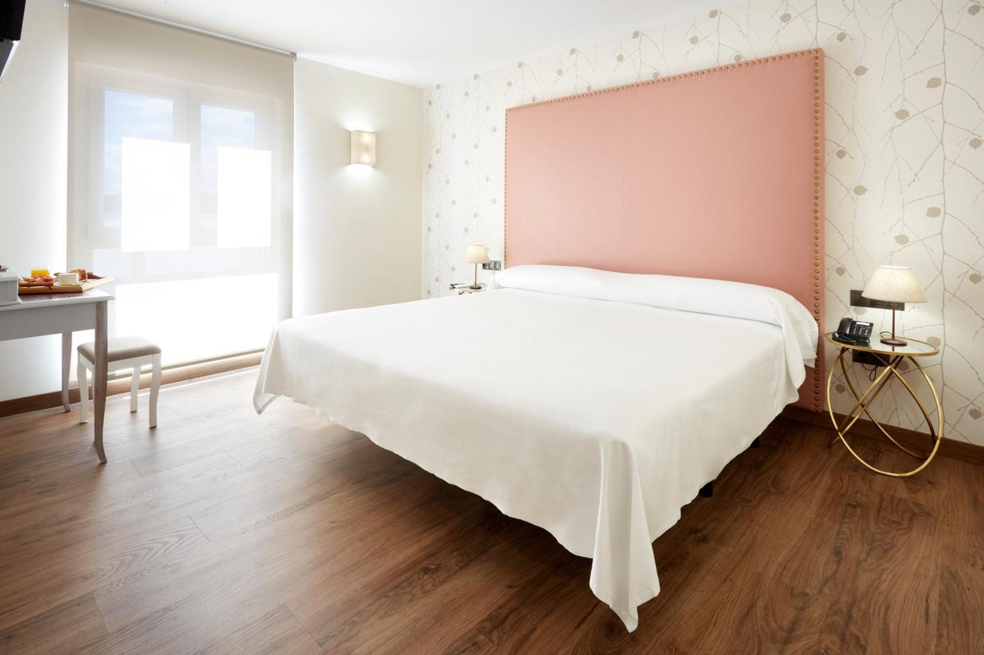 Hotel Arias Aeropuerto Santiago Del Monte エクステリア 写真