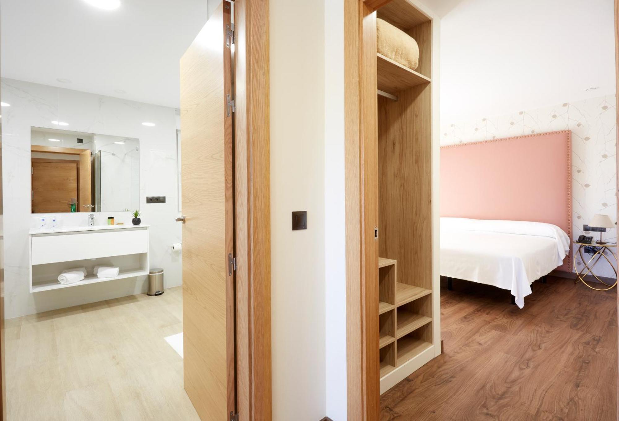 Hotel Arias Aeropuerto Santiago Del Monte エクステリア 写真