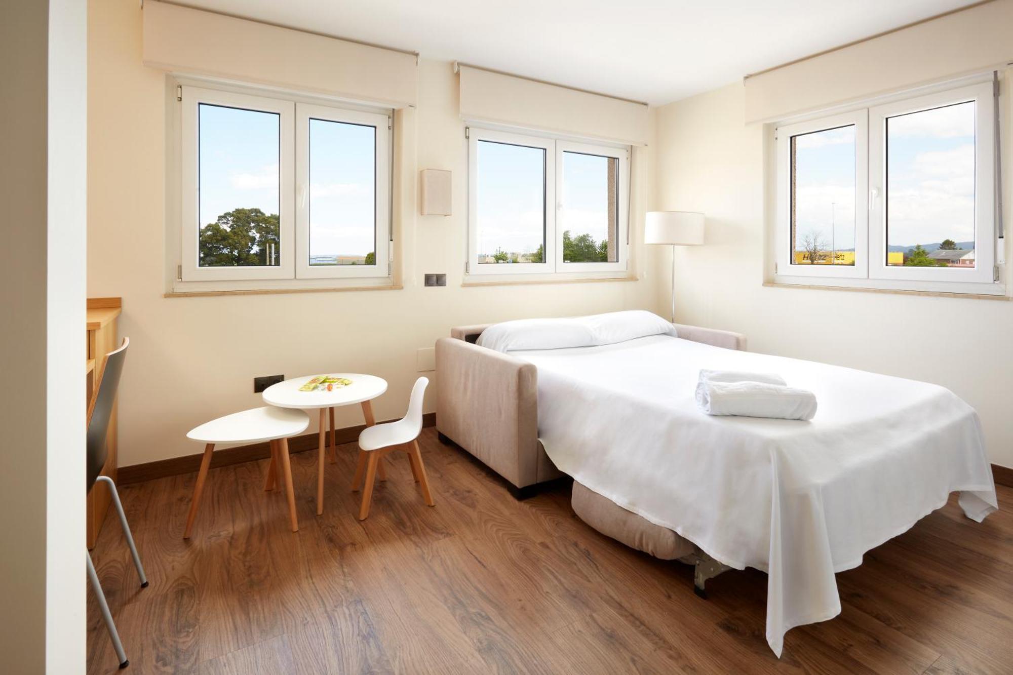 Hotel Arias Aeropuerto Santiago Del Monte エクステリア 写真