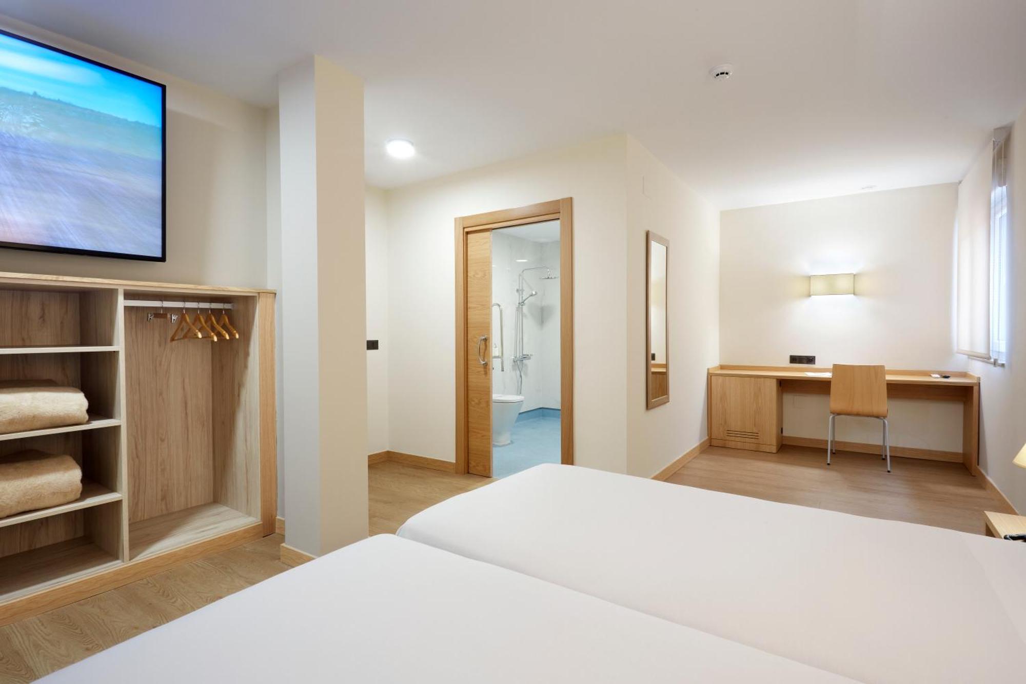 Hotel Arias Aeropuerto Santiago Del Monte エクステリア 写真