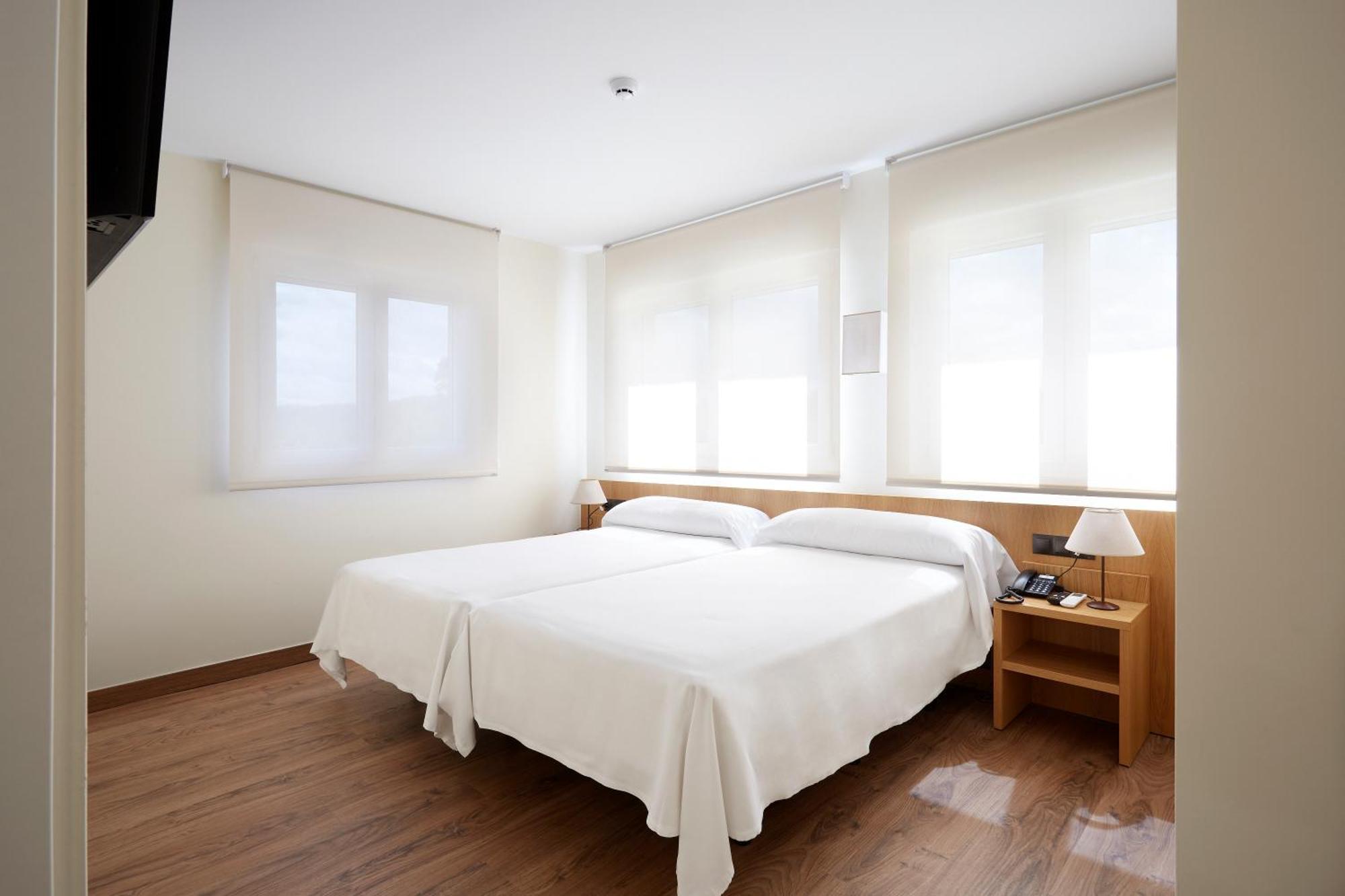 Hotel Arias Aeropuerto Santiago Del Monte エクステリア 写真