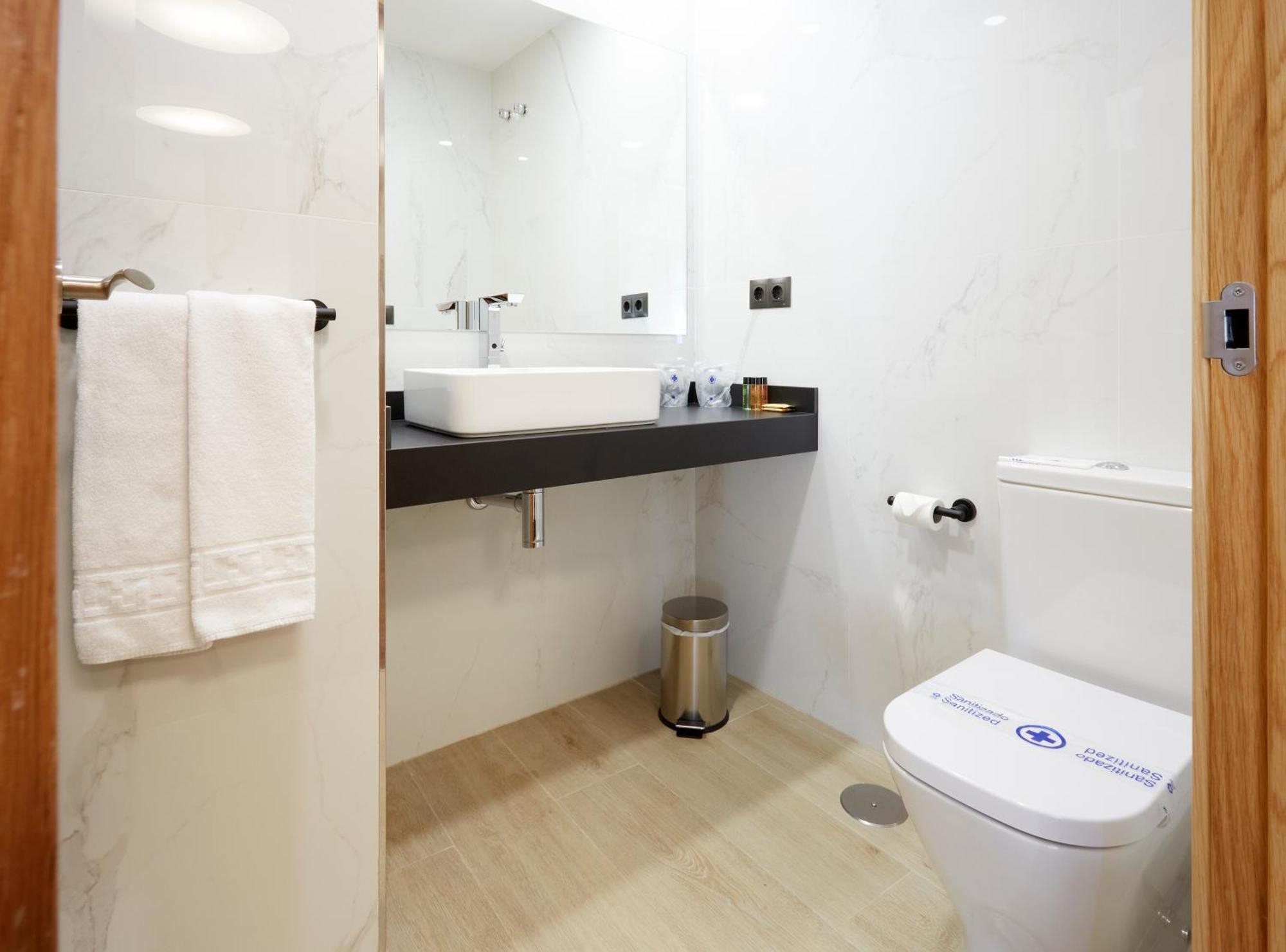 Hotel Arias Aeropuerto Santiago Del Monte エクステリア 写真